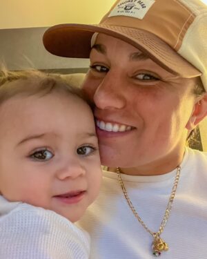Raquel Pennington Instagram - Hotel chillin 😎 with my mini ❤️
