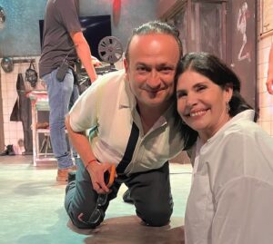Raquel Garza Instagram - #amiga mía que bonito verte en en el escenario , eres una chingona . 
#Bravo 👏🏻👏🏻👏🏻👏🏻
#teamo ❤️🍂
@atrapadosmex 

#teatro #amor #admiracion #gabyplatas