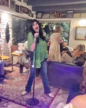 Raquel Garza Instagram - #secuencia de una persona que no canta nada…. peeeeeero  es la cumpleañera 😂#mi público cautivo que está atrás escuchándome lo percibo conmovido sobretodo @lamorettec 

#sarcasmo time 
by @marvidals 

#quiero ser #cantante #voz entrenada