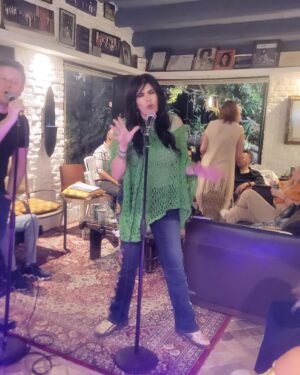 Raquel Garza Instagram - #secuencia de una persona que no canta nada…. peeeeeero  es la cumpleañera 😂#mi público cautivo que está atrás escuchándome lo percibo conmovido sobretodo @lamorettec 

#sarcasmo time 
by @marvidals 

#quiero ser #cantante #voz entrenada