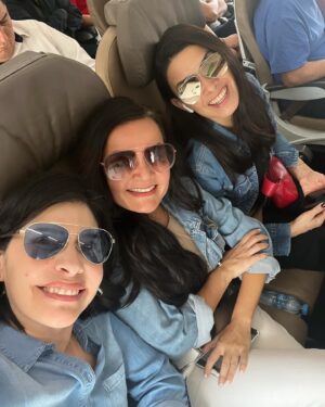 Raquel Garza Instagram - #siempre es una alegría combinar trabajo con amistad , las quiero @lorenadelagarzaoficial @polancodalilah 
@monologosvagmex 

#gira #irapuato #monologosdelavagina #teatro #amor #joy #alegria