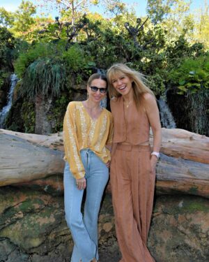 Raquel Meroño Instagram - Querida @carolabaleztena  Hace más de 20 años hicimos nuestro primer viaje juntas. Quién nos iba a decir que en el 2024 cruzaríamos el charco cada una con  dos hijas y una amistad intacta fruto de querernos  y apoyarnos  durante tanto tiempo. 
Hoy celebro nuestro grupo  de mujercitas maravillosas del que que me siento afortunada y orgullosa de tener . 
@martina.merono @dani_meroo #BRUNA #valentina
Love u all!