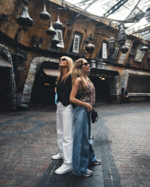 Raquel Meroño Instagram - Querida @carolabaleztena  Hace más de 20 años hicimos nuestro primer viaje juntas. Quién nos iba a decir que en el 2024 cruzaríamos el charco cada una con  dos hijas y una amistad intacta fruto de querernos  y apoyarnos  durante tanto tiempo. 
Hoy celebro nuestro grupo  de mujercitas maravillosas del que que me siento afortunada y orgullosa de tener . 
@martina.merono @dani_meroo #BRUNA #valentina
Love u all!