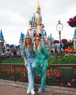 Raquel Meroño Instagram - Querida @carolabaleztena  Hace más de 20 años hicimos nuestro primer viaje juntas. Quién nos iba a decir que en el 2024 cruzaríamos el charco cada una con  dos hijas y una amistad intacta fruto de querernos  y apoyarnos  durante tanto tiempo. 
Hoy celebro nuestro grupo  de mujercitas maravillosas del que que me siento afortunada y orgullosa de tener . 
@martina.merono @dani_meroo #BRUNA #valentina
Love u all!