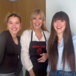 Raquel Meroño Instagram - FELICIDADES MADRAZAS!♥️ RICO & FÁCIL Ensalada de Garbanzos & Verduras Ingredientes: Garbanzos cocidos Brócoli Coliflor Aceite de oliva Ajo en polvo Comino Pimienta Pimentón dulce Horno 20-30 min 200 grados ( depende de tu horno) • Queso Crema Perejil ( mejor fresco pero no teníamos) Pimienta Zumo de limón Aceite de oliva virgen extra Sal Cebolla morada Tomates cherry • @dani_meroo @martina.merono