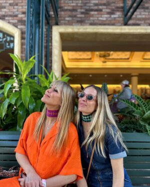 Raquel Meroño Instagram - Querida @carolabaleztena  Hace más de 20 años hicimos nuestro primer viaje juntas. Quién nos iba a decir que en el 2024 cruzaríamos el charco cada una con  dos hijas y una amistad intacta fruto de querernos  y apoyarnos  durante tanto tiempo. 
Hoy celebro nuestro grupo  de mujercitas maravillosas del que que me siento afortunada y orgullosa de tener . 
@martina.merono @dani_meroo #BRUNA #valentina
Love u all!
