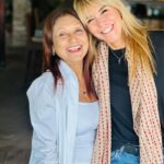 Raquel Meroño Instagram - Os presento a un mujer transformadora que conocí en mi viaje reciente a #Nepal @hasinakharbhih Lleva 25 años dedicando su vida a salvar a más de 78,000 mujeres y niñ@s del tráfico humano en la #India A much@s les ha dado una segunda oportunidad a través de su fundación @impulsegonetwork. Además proporciona trabajo a través de @empower_ise a 7,000 tejedores indígenas encargándose de la distribución del producto y de abrir mercados para luego reinvertir en ayudar a más de 30,000 artesanos. Todo un ejemplo de mujer que además cocina increíble!! Os dejo la receta de su Ensalada Nepali de Patatas que está para chuparse los dedos! Eso sí , cuidado con el picante!!🌶️🌶️ Y si os interesa el textil de la India para vuestros negocios y además queréis ayudarla en su preciosa labor, ya sabéis cómo contactarla! Let me introduce you to @hasinakharbhih She has dedicated her last 25 years to save more than 78,000 children from human trafficking. Through @empower_ise she empowers 7,000 indigenous wavers, centralizes raw materials, distribution, provides markets and re invest in 30,000artisians for their economic upliftment. And on top of this, she cooks excellent! Here you a have her delicious Nepali Potato Salad! If any of you is interested in textiles from India and help her with her beautiful work , you already know how to contact her!