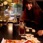 Raquel Meroño Instagram - #publi Hoy preparáramos mi pizza favorita de tomate, burrata, albahaca y jamón serrano con una Coca-Cola fresquita con hielo y limón. Eso si, el ingrediente principal para un momento mágico es siempre la compañía de tus personas favoritas. Ellas. @cocacola_esp #RecipeForMagic #VIPizzabyCocacola