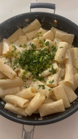 Raquel Meroño Instagram - RICO & FÁCIL 
PASTA AL LIMÓN
Y con esta receta despedimos la temporada de excesos para volver a las verduras  y proteínas durante una temporada ..
Adiós a los azúcares, mantequilla, harinas refinadas  y natas.. aunque algún caprichito  seguirá cayendo los fines de semana porque si no, se nos borra  la felicidad! 
A por el 2024!♥️💪🏼

Ingredientes:
Pasta ( la que mas te guste)
Ajos (30 min al horno 180 grados)
Sal 
Pimienta
Agua de cocción
Nata 
Ralladura de limón
Zumo de limon
Queso parmesano