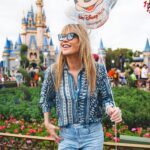 Raquel Meroño Instagram - Dos últimos parques : HOLLYWOOD STUDIOS y MAGIC KINDOM. En total han sido cuatro junto a EPCOT y ANIMAL KINDOM. Cuatro parques, cuatro días y cientos de emociones compartidas en familia. Hemos viajado al futuro , he celebrado mi cumple en el espacio, hemos ido de safari y aprendido más del mundo animal , nos hemos convertido en Avatars y hemos volado en Pandora y por las maravillas del mundo con un realismo sobrecogedor 💕 Hemos batallado en la guerra de las galaxias y encontrado la paz junto a nuestros personajes de Disney de siempre . Y hemos comido increíble!!! Gracias @disneydestinos @lorenafernandezpousa @aguedus por hacernos sentir tres princesas más de este universo tan mágico. Un viaje que jamás olvidaremos ♥️