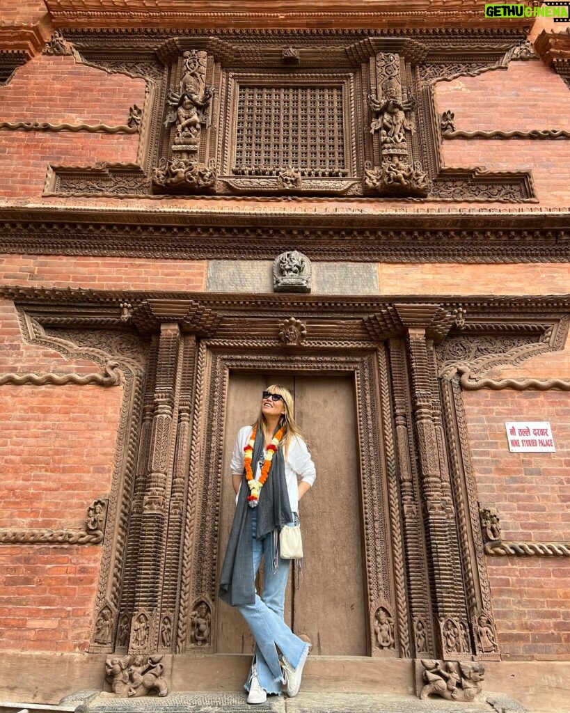 Raquel Meroño Instagram - Adiós Nepal! Gracias por tus estímulos sobrecogedores. Tus colores, sabores, cultura , naturaleza y sobre todo por una sociedad sumamente amable. Otro destino tachado de mi lista de deseos y es que no hay nada que me llene más que viajar. Mi padre me decía "Sé una mujer independiente y viaja mucho para ser libre y feliz" y tenía toda la razón ♥️💫