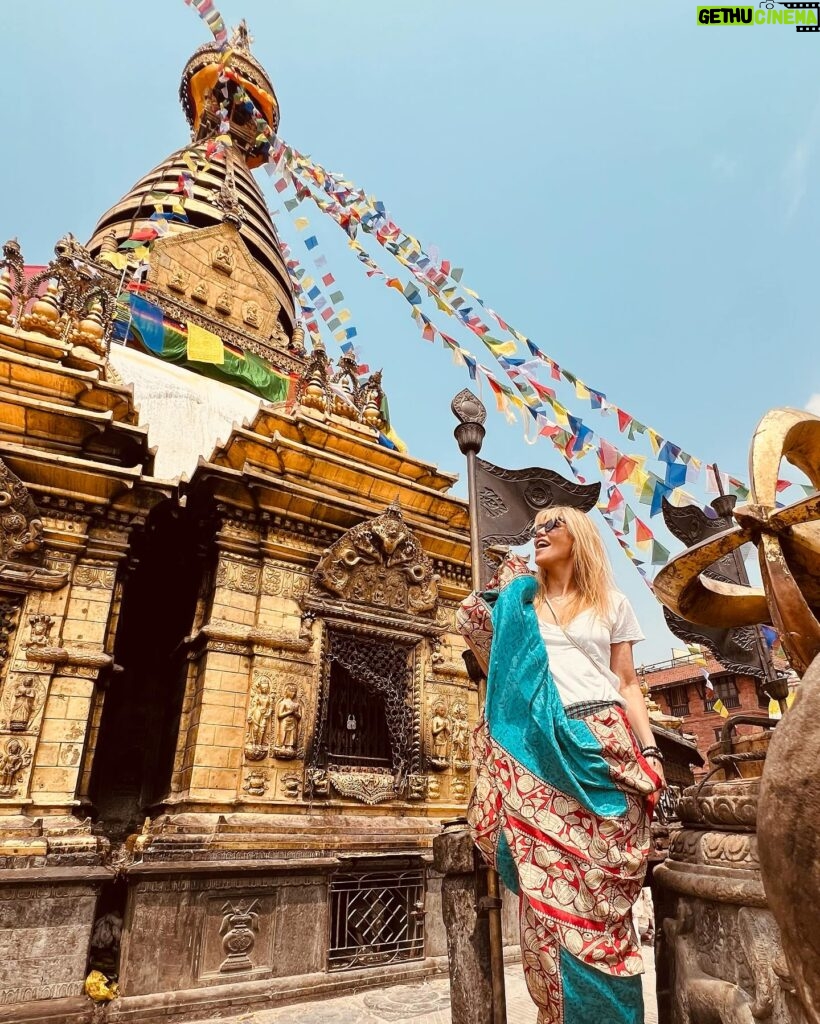 Raquel Meroño Instagram - Adiós Nepal! Gracias por tus estímulos sobrecogedores. Tus colores, sabores, cultura , naturaleza y sobre todo por una sociedad sumamente amable. Otro destino tachado de mi lista de deseos y es que no hay nada que me llene más que viajar. Mi padre me decía "Sé una mujer independiente y viaja mucho para ser libre y feliz" y tenía toda la razón ♥️💫