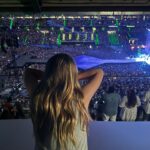 Raquel Meroño Instagram - Ella ICÓNICA , la superproducción sobrecogedora, el público brillante y nosotras felices! 💫💫💫💫 @taylorswift #theeratour Gracias @maybelline_es Make up @dreiacasanova