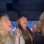 Raquel Meroño Instagram - Ella ICÓNICA , la superproducción sobrecogedora, el público brillante y nosotras felices! 💫💫💫💫 @taylorswift #theeratour Gracias @maybelline_es Make up @dreiacasanova