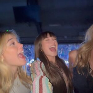 Raquel Meroño Instagram - Ella ICÓNICA , la superproducción sobrecogedora, el  público brillante y nosotras  felices! 💫💫💫💫
@taylorswift 
#theeratour 
Gracias @maybelline_es
Make up @dreiacasanova