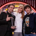 Raquel Meroño Instagram - Ayer volví de invitada al plató que cambió mi vida para siempre. Leo todas vuestras quejas sobre el horario del programa y no puedo estar más de acuerdo. No entiendo que un programa que debería reunir a la familia , se emita tan tarde los lunes! Ojalá @masterchef_es se pudiese emitir antes pero ellos no deciden, es la cadena la que programa y toma estas decisiones . Una pena porque hay mucho trabajo detrás pero muchos no aguantamos hasta tan tarde. Menos mal que aún así hay una audiencia fiel que les hace líderes incluso 12 años después !!👏🏼Los demás lo terminamos de ver en Movistar , en RTVE PLAY o los sábados por la mañana que lo reponen. En fin , larga vida a @masterchef_es , para mí es un orgullo poder seguir formando parte activa de esta familia desde THE KITCHEN, la cocina de la app oficial #MASTERCHEFWORLD. Allí me encontrareis de anfitriona cocinando con los concursantes, celebrities y amigos del programa , recetas ricas y fáciles . Allí nos vemos y por aquí también ..😏🥰
