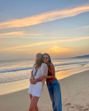 Raquel Meroño Instagram - Volver al sur ..dejarse querer por los amigos que te cuidan y  te recuerdan lo bonito que es recibir apoyo cuando la vida te rompe el corazón...
Gracias ❤️