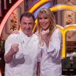 Raquel Meroño Instagram - Ayer volví de invitada al plató que cambió mi vida para siempre. Leo todas vuestras quejas sobre el horario del programa y no puedo estar más de acuerdo. No entiendo que un programa que debería reunir a la familia , se emita tan tarde los lunes! Ojalá @masterchef_es se pudiese emitir antes pero ellos no deciden, es la cadena la que programa y toma estas decisiones . Una pena porque hay mucho trabajo detrás pero muchos no aguantamos hasta tan tarde. Menos mal que aún así hay una audiencia fiel que les hace líderes incluso 12 años después !!👏🏼Los demás lo terminamos de ver en Movistar , en RTVE PLAY o los sábados por la mañana que lo reponen. En fin , larga vida a @masterchef_es , para mí es un orgullo poder seguir formando parte activa de esta familia desde THE KITCHEN, la cocina de la app oficial #MASTERCHEFWORLD. Allí me encontrareis de anfitriona cocinando con los concursantes, celebrities y amigos del programa , recetas ricas y fáciles . Allí nos vemos y por aquí también ..😏🥰