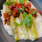 Raquel Meroño Instagram - RICO & FACIL Calabacín asado con Burrata Ingredientes: Calabacín Aceite de oliva virgen Sal Tomillo Albahaca en polvo Tomates cherry Albahaca fresca Burrata PD. Ponle todo el calabacín, cuando llegué a la cocina mis hijas se habían comido el resto !
