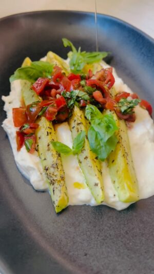 Raquel Meroño Instagram - RICO & FACIL 
Calabacín asado con Burrata 
Ingredientes:
Calabacín
Aceite de oliva virgen
Sal 
Tomillo
Albahaca en polvo
Tomates cherry
Albahaca fresca
Burrata 
PD. Ponle todo el calabacín, cuando llegué a la cocina mis hijas se habían comido el resto !