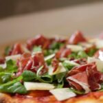 Raquel Meroño Instagram - RICO Y FÁCIL @levaduramadre pone la base de la pizza y tú los ingredientes. Masa de pizza napolitana de larga fermentación con posibilidad de infinitas elaboraciones: ¡tu receta de pizza como nunca antes! Prueba los packs de dos unidades que se venden en congelado para preservar la calidad de una masa 100% artesana #naturalbakery #pizzas#publi