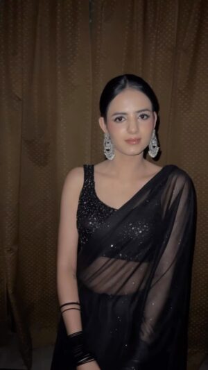 Rashmeet Kaur Sethi Instagram - My bhabi made me look like a billion bucks 🥺❤️‍🔥
@makeupbytajmeet loveyou 😘