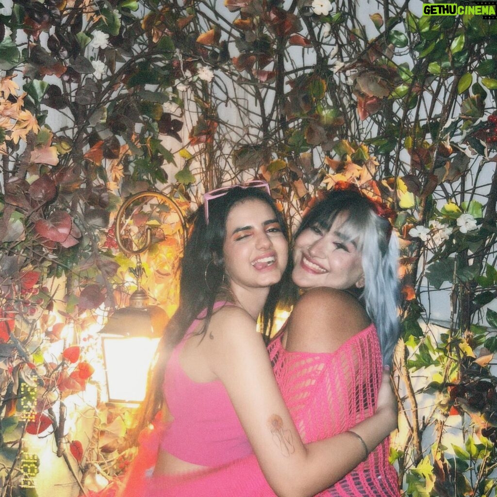 Rashmeet Kaur Sethi Instagram - Happy birthday to my little powerpuff girl🌻 I know it’s not even been an year rn but it feels like you were meant to be in my life and I’m glad you organised that little christmas movie night at monët. From then i became your personal little photographer wherever we went together. (Not complaining) i love clicking you and that’s special. Thankyou for letting me know you. Just to finish it off by saying you’re family and our kids are going to be bestfriends. Love you my sweet little munchkin ❤️ Happy birthday 😘