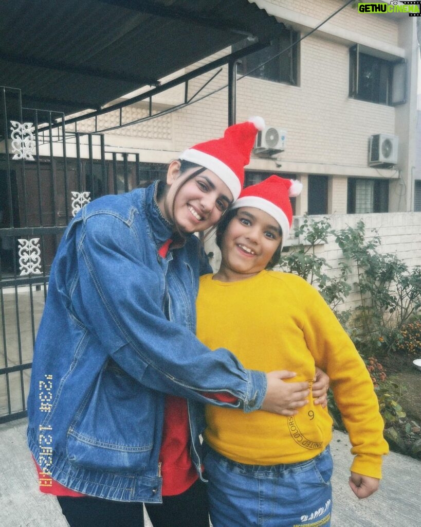 Rashmeet Kaur Sethi Instagram - HO HO HO A very merry Christmas to all of you cuties❤️ Jacket: @supervintage.in Sweatshirt: @thriftpurger Jeans: @zara Shoes: @nike Bag: @valkyreclothing Necklace: @hm