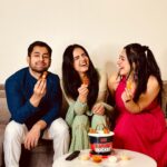 Rashmeet Kaur Sethi Instagram – Spreading the festive vibes with good friends and even better snack from Good Flippin’ Burgers! 🍿 Elevate your gatherings with the crunchiest, most delicious sides in their new Clucket Bucket.
Cheers to making memories and savoring every moment! 🌟 

#GoodFlippinBurgers #LoveFromGoodFlippin #GoodFlippinClucketBucket
#SnackGoals #CelebrateWithFlavor