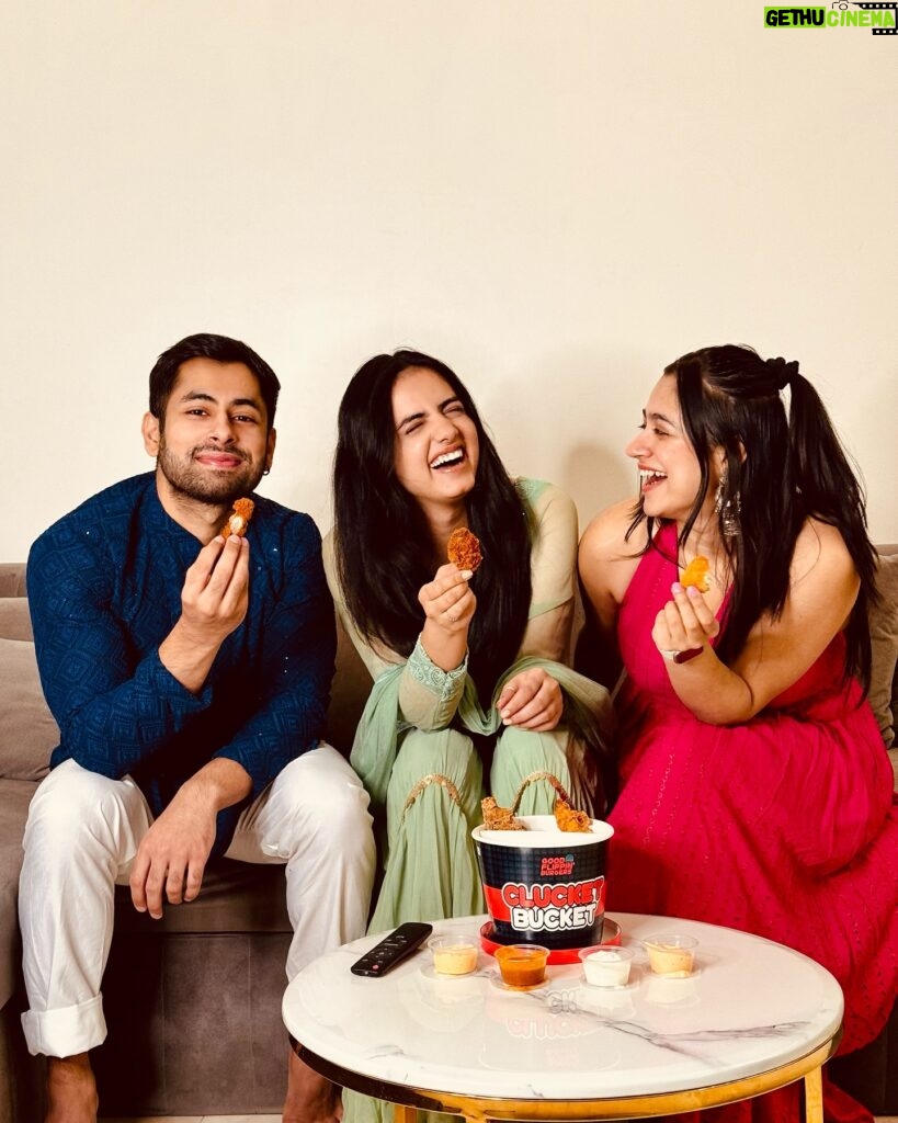 Rashmeet Kaur Sethi Instagram - Spreading the festive vibes with good friends and even better snack from Good Flippin’ Burgers! 🍿 Elevate your gatherings with the crunchiest, most delicious sides in their new Clucket Bucket. Cheers to making memories and savoring every moment! 🌟 #GoodFlippinBurgers #LoveFromGoodFlippin #GoodFlippinClucketBucket #SnackGoals #CelebrateWithFlavor