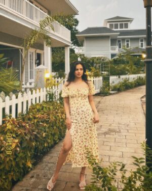 Rashmeet Kaur Sethi Instagram - 𝔹𝕖𝕥𝕨𝕖𝕖𝕟 𝕝𝕚𝕘𝕙𝕥 𝕒𝕟𝕕 𝕤𝕙𝕒𝕕𝕠𝕨𝕤.

Dress: @emprallofficial 🫶🏻
