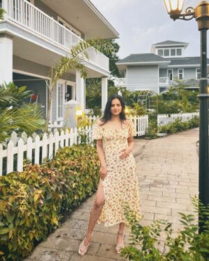 Rashmeet Kaur Sethi Instagram - 𝔹𝕖𝕥𝕨𝕖𝕖𝕟 𝕝𝕚𝕘𝕙𝕥 𝕒𝕟𝕕 𝕤𝕙𝕒𝕕𝕠𝕨𝕤.

Dress: @emprallofficial 🫶🏻