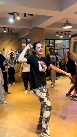 Rashmeet Kaur Sethi Instagram - Had so much fun @10ft.downstudios yesterday 🔥
Choreo : @gaurav.thukral 🌻 (I’ll get better at it) 

P.S. 2 ghnte mei band baj jati hai yaar 😂😅