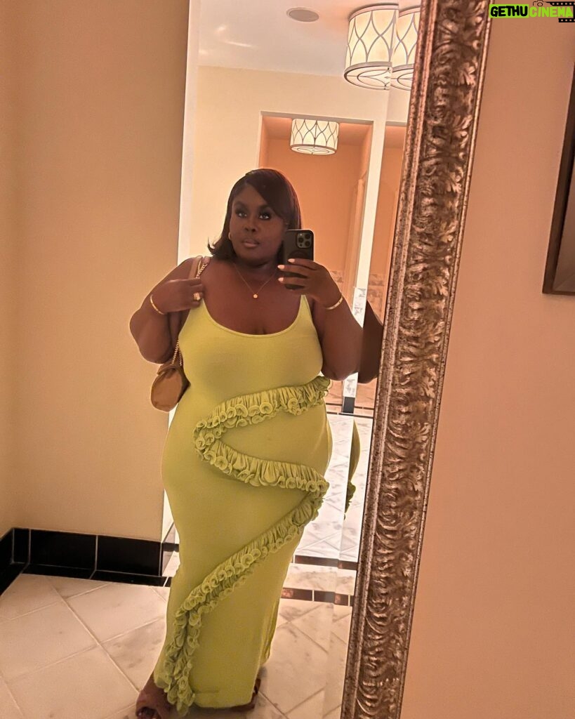 Raven Goodwin Instagram - Dinner & Drinks 🥗🍸 Dress @curverra