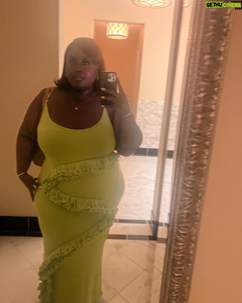 Raven Goodwin Instagram - Dinner & Drinks 🥗🍸 Dress @curverra