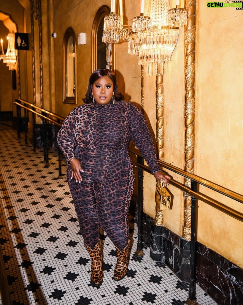 Raven Goodwin Instagram - Best 48 hrs! Had some 🔥 food in the #NOLA —Laughed the entire trip! Much needed sister time! Love you @yeahitscurtrice 🙏🏾🎉 #renaissance #renaissanceworldtour Custom bodysuit by @christian_omeshun Hair @sokontayejusxo Makeup @rimakefaces 📸 @dauphintales_