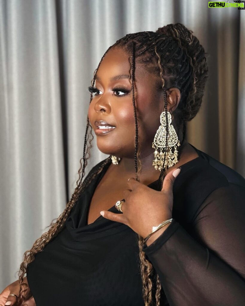 Raven Goodwin Instagram - 🥐🫖 #singleblackfemale2 promo today— 🎉 Make up @marquiswardbeauty Hair @sokontayejusxo @braidsbyyahni Earrings @shopgetitgrl