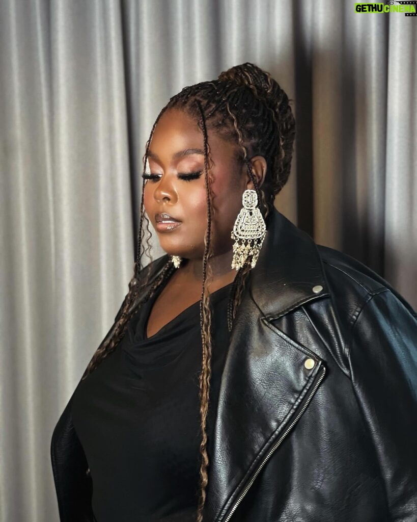 Raven Goodwin Instagram - 🥐🫖 #singleblackfemale2 promo today— 🎉 Make up @marquiswardbeauty Hair @sokontayejusxo @braidsbyyahni Earrings @shopgetitgrl