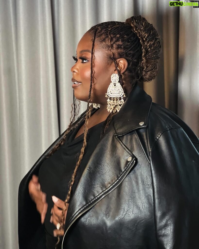 Raven Goodwin Instagram - 🥐🫖 #singleblackfemale2 promo today— 🎉 Make up @marquiswardbeauty Hair @sokontayejusxo @braidsbyyahni Earrings @shopgetitgrl