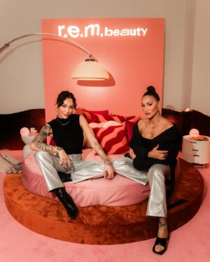 Rawell Saiidii Instagram - #popup @r.e.m.beauty ! 💕✨

📸 : @visualisation_ 🤍✨

Look : @jennyfer 🤍✨