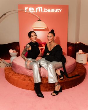 Rawell Saiidii Instagram - #popup @r.e.m.beauty ! 💕✨

📸 : @visualisation_ 🤍✨

Look : @jennyfer 🤍✨