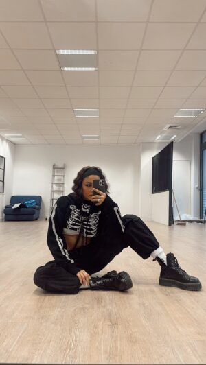 Rawell Saiidii Instagram - Quand la complicité devient une danse à deux! 💃🕺 Rehearsing avec ma sœur jumelle @rania_off pour une choré qui célèbre nos liens indestructibles. 🤩✨ 

Moments de rires, de synchronisation parfaite et de souvenirs inoubliables. 
Taggue ta sœur de cœur avec qui tu partagerais une danse folle! 💖👯‍♀️ 

#DanceDuos #SisterGoals #UnbreakableBond #sistertwix