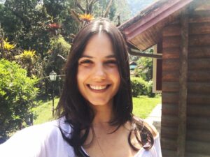 Rayana Carvalho Instagram - Não só eu estou sorrindo hoje para vocês, existe um pulsar de uma vida plena e amorosa nos convidando diariamente a sorrir. E se eu sou capaz de deixar a felicidade me invadir, você também é. Sorrir é uma ferramenta para dias mais elevados e abundantes. Por isso, desejo que todos nós possamos sentir a alegria que vem dos momentos mais genuínos, retribuindo com sorrisos largos. Sorrir com a boca, os olhos, o corpo inteiro e alma. Sorrir não só para ser feliz. Serve como um gesto de gratidão e beleza por tudo aquilo que nos é concedido constantemente. Vamos juntos?