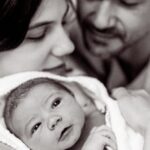 Rayana Carvalho Instagram - Ser gente que faz gente requer entrega, foco e transformação. Ser gente que faz gente é permitir que o outro seja ele enquanto você é você. É saber profundamente sobre a arte de se doar. Em amor, respeito e compreensão. Honrada estou de completar mais um ano de vida e fazer parte, mais uma vez, do hall de gente que faz gente. Se dizem ser um clichê falar que filho é o maior presente dessa vida, imagina quando esse filho chega 3 dias antes do seu aniversário? Presente sim! Dos grandes! Desses que só o clichê do clichê pode explicar. Amélie nasceu nos primeiros minutos do dia 24 de Outubro, num sublime parto normal provando que os meus 34 anos de vida foram poucos pra amar e ser feliz. Bem vinda, Amélie! Bem vinda, vida nova!💜🎈