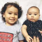 Rayana Carvalho Instagram - Sempre que faço uma foto como essa, penso no meu sentimento ao vê-la daqui 20, 30 ou 40 anos. Penso na saudade deles pequenos, das roupinhas compradas com tanto amor, dos sorrisos sinceros, da inocência que permeia o imaginário infantil e, de certa maneira, a inocência que vive na mulher que hoje sou, afinal, daqui alguns anos, é muito possível que ao lembrar de mim agora, verei uma criança. Uma criança que cuida de outras duas! Será que vou pensar que faria escolhas diferentes? Quais conselhos a Rayana do futuro me daria hoje? Se eu pudesse ter um super poder, certamente, seria o de poder viajar no tempo. Rapidamente, lembro que o tempo não existe e sim, sou capaz de acessar toda a sabedoria do Universo a qualquer momento. Está tudo disponível! Só preciso me conectar com o momento presente. Mas a danada da minha mente gosta de se perder no tempo, quando não está preocupada, está ansiosa. Se manter vivendo no presente é um exercício diário e constante. Mas esse papo requer muito tempo, melhor deixar pra uma outra hora. Rs Fui chacoalhada por essa foto. Caí no presente e senti a Rayana do futuro sussurrando no meu ouvido. “Aproveita cada instante!”💫