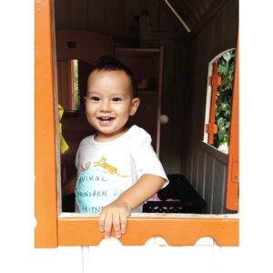 Rayana Carvalho Instagram - A felicidade de quem está respirando novos ares!
Essa semana Leon começou a frequentar uma creche pequena, no alto de uma ladeira, no meio do mato. Lá tem horta, solário com piscina e 3 tartarugas, amorosamente apelidadas de Tatá, salas espaçosas para brincar, muuuiitooo espaço ao ar livre e profissionais que além de serem capacitados para tal função, são pessoas singulares no quesito amor e paciência. Um verdadeiro paraíso para bebês! Era exatamente o que eu sempre sonhei para ele. E essa nova fase da nossa vida foi iniciada com muita leveza e tranquilidade. Leon desde o primeiro dia se sentiu em casa, me sinalizando com esse sorriso doce que seria ali o lugar onde ele iria interagir com outras crianças, desenvolvendo competências sociais para crescer, crescer e crescer! Filho, obrigada por ser esse garoto espontaneamente cheio de personalidade e leve ao mesmo tempo. A única coisa que eu desejo, meu amor, é que você seja quem você veio ser. Saiba que estou aqui pra te apoiar nessa e em todas as etapas da sua vida. Voa, meu Leão, voa!