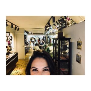 Rayana Carvalho Instagram - E hoje foi dia de conhecer essa loja incrível de maquiagem que a minha mãe abriu. Assim como a sua dona, ela é ARRETADA! Parabéns, Mainha, vc sempre colocando em movimento os seus sonhos mais mirabolantes(rs) e eu te admiro muito por isso. Sucesso, @baladamake , que vc possa brilhar tanto quanto ela!