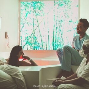 Rayana Carvalho Instagram - Uma semana dessa dia que ficou fortemente gravado no meu DNA como algo leve, poderoso e transcendental. Parir é algo natural, só precisamos confiar na inteligência de nossos corpos. Mas é bem verdade também que a energia do entorno contribui bastante para o sucesso de um processo fluido. Por isso, gostaria de expressar meus sinceros agradecimentos aos que me apoiaram nesse momento tão potente. Meu amado marido, pela parceria, coragem e emoção ao receber nossa filha em seus braços. Moreco, foi uma das cenas mais lindas que já vi na vida! 
Claudia, meu amor, quem tem uma médica como você por perto, tirou na loteria e não sabe. Ainda bem que você existe. Seu amor e competência pelo que faz, me dão vontade de colecionar partos incríveis ao seu lado.
Verinha, você é anjo na minha vida. Não sei o que seria de mim sem suas agulhas do amor, seu reiki poderoso e sua energia de pura calma...
Sem falar na equipe surreal que a @partospelorio me presenteou. Definitivamente, eu só posso agradecer! Amo, amo demais cada um de vcs!!