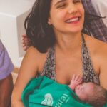 Rayana Carvalho Instagram - Uma semana dessa dia que ficou fortemente gravado no meu DNA como algo leve, poderoso e transcendental. Parir é algo natural, só precisamos confiar na inteligência de nossos corpos. Mas é bem verdade também que a energia do entorno contribui bastante para o sucesso de um processo fluido. Por isso, gostaria de expressar meus sinceros agradecimentos aos que me apoiaram nesse momento tão potente. Meu amado marido, pela parceria, coragem e emoção ao receber nossa filha em seus braços. Moreco, foi uma das cenas mais lindas que já vi na vida! Claudia, meu amor, quem tem uma médica como você por perto, tirou na loteria e não sabe. Ainda bem que você existe. Seu amor e competência pelo que faz, me dão vontade de colecionar partos incríveis ao seu lado. Verinha, você é anjo na minha vida. Não sei o que seria de mim sem suas agulhas do amor, seu reiki poderoso e sua energia de pura calma... Sem falar na equipe surreal que a @partospelorio me presenteou. Definitivamente, eu só posso agradecer! Amo, amo demais cada um de vcs!!