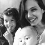 Rayana Carvalho Instagram - Enquanto a gente se divertia batendo algumas fotos, Amélie resolveu sentar no banco de Marte. E aí, Amélie, alguma mensagem dos marcianos para 2021? 🖖🏼